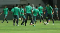 Para Pemain Timnas Indonesia U-23 berlatih umpan pendek di Stadion Pakansari, Bogor, (26/4/2018). Indonesia akan melawan Bahrain pada laga perdana PSSI Anniversarry Cup 2018 . (Bola.com/Nick Hanoatubun)