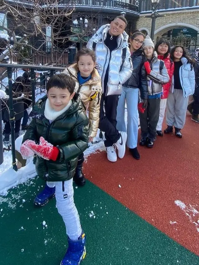 [Fimela] Liburan keluarga Ussy Sulistiawaty - Andhika Pratama di Jepang