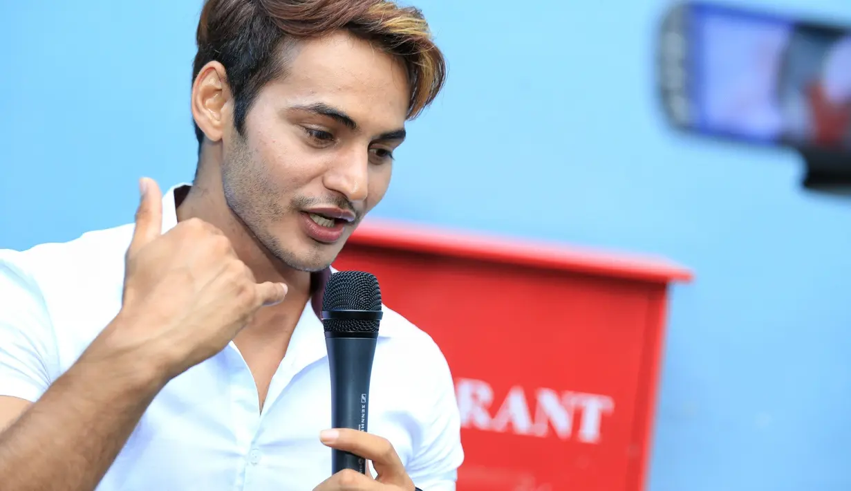 Aktor asal India Ravi Bathia kini sedang disorot punya kedekatan spesial dengan Ayu Ting-Ting. Sosok Ayu pun disebut masuk dalam kriteria wanita idaman Ravi, namun ia mengatakan hubungannya dengan Ayu hanya berteman. (Adrian Putra/Bintang.com)