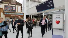 Aktivitas stasiun kereta Manchester Victoria, Inggris, (30/5). Sempat ditutup untuk penyelidikan forensik, stasiun kereta Manchester Victoria kembali dibuka setelah lebih dari sepekan insiden bom bunuh diri di Manchester Arena. (Owen Humphreys/PA via AP)
