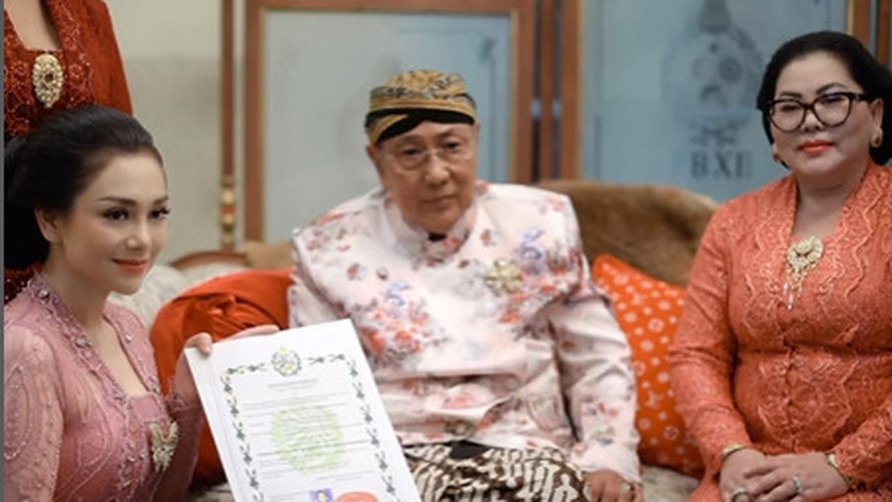 Pesona Ayu khas Putri Kerajaan Celine Evangelista Kenakan Kebaya Jawa Saat Dapat Gelar Kehormatan Keraton Surakarta Hadiningrat