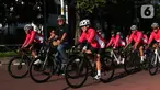 Gubernur DKI Jakarta Anies Baswedan saat bersepeda di Jakarta, Jumat (3/6/2022). Dalam rangka hari bersepeda dunia dan mendukung perhelatan G20 Pemprov DKI dan United Bike berharap bersepeda dapat mendorong masyarakat untuk menjadikan sepeda sebagai alternatif alat transportasi yang lebih banyak digunakan ke depannya. (Liputan6.com/Angga Yuniar)