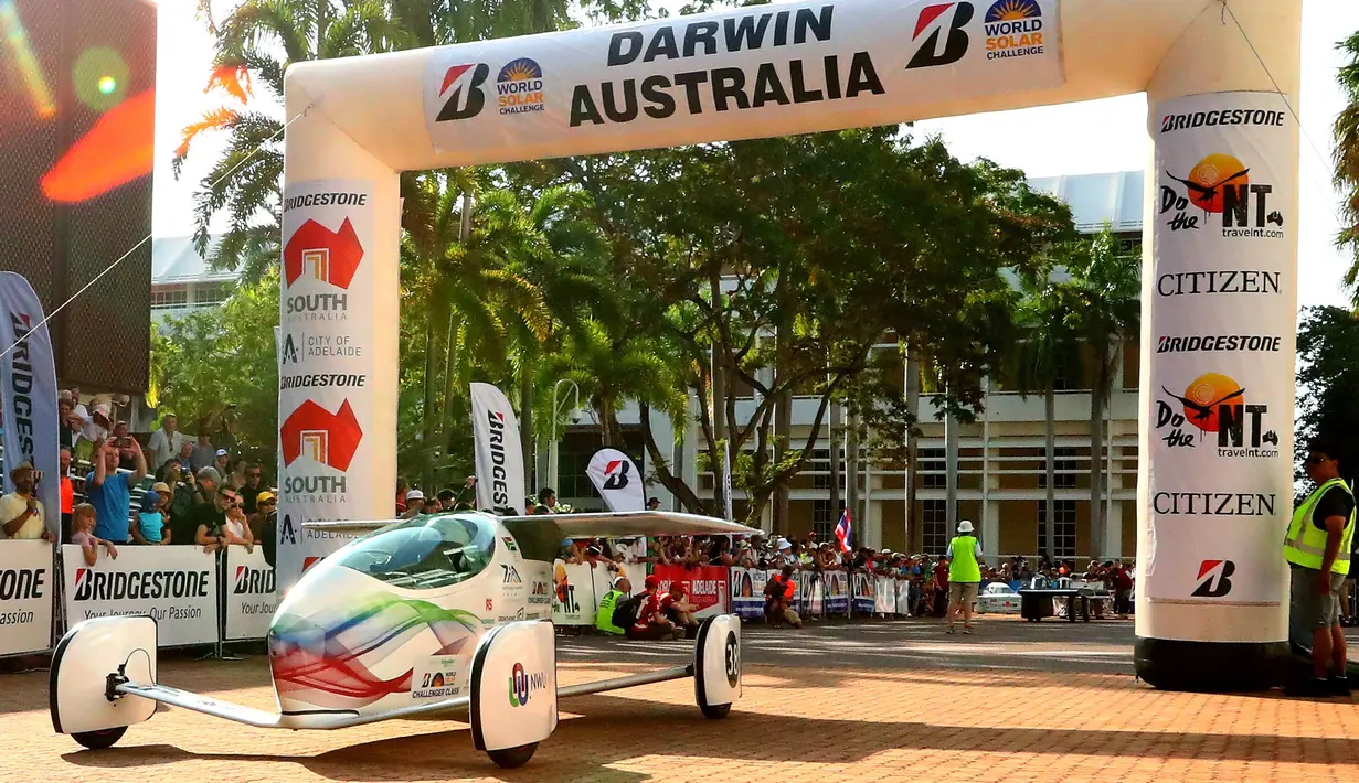 Mobil tenaga surya asala Afrika Selatan, Naledi memulai balapan pada hari pertama di Darwin, Australia (8/10). Para peserta balapan ini harus melewati lintasan sepanjang 3.000 kilometer. (AFP Photo/World Solar Challenge 2017/Scott Barbour)