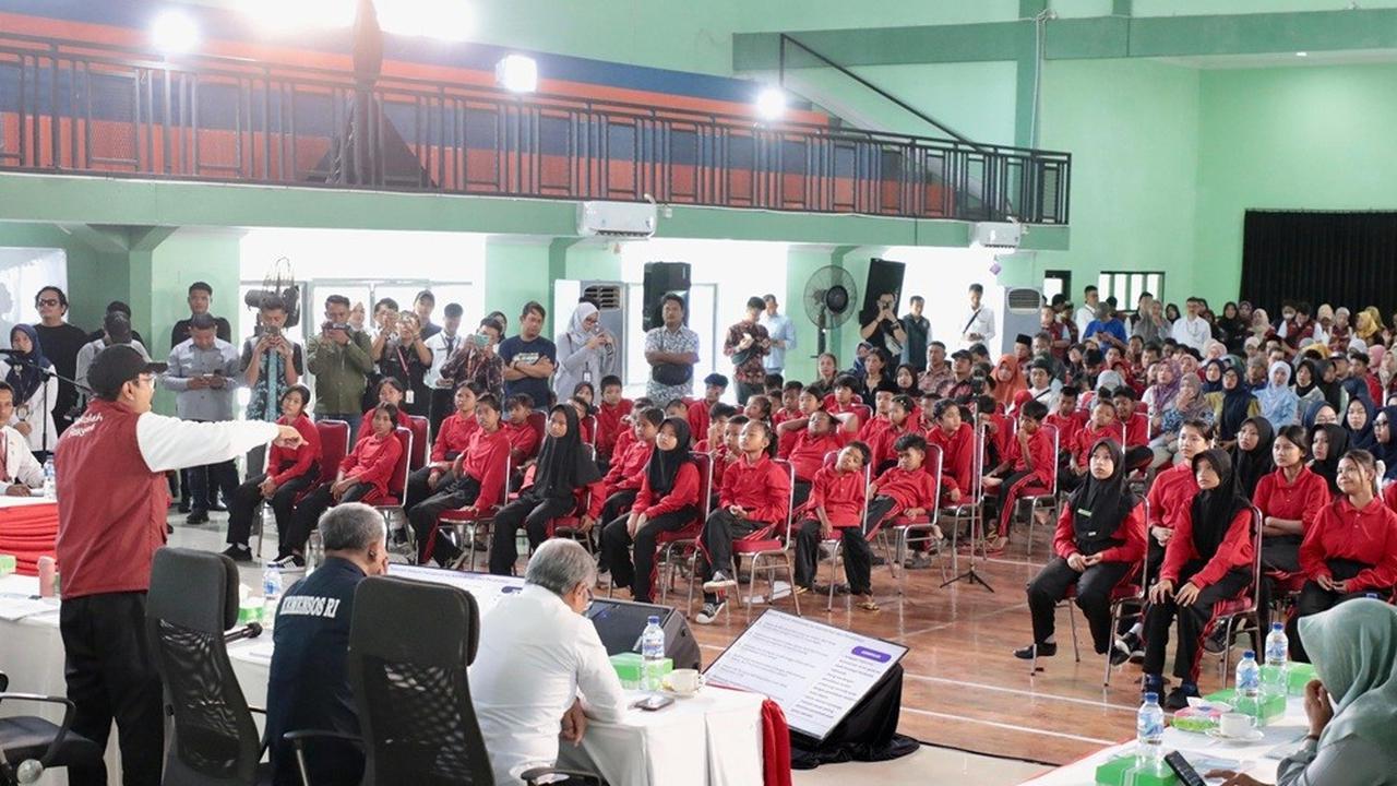 Mensos Gus Ipul saat dialog dengan Nur Wahidah, seorang tunanetra dan ibu dari Mohammad Rehan Meizi (12), siswa Sekolah Rakyat