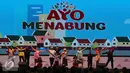 Sejumlah penari berkoreografi saat tampil di acara "Ayo Menabung" dalam rangka Hari Menabung Nasional di JCC, Jakarta, Senin (31/10). Kampanye tersebut dilakukan untuk meningkatkan budaya menabung masyarakat. (Liputan6.com/Angga Yuniar)