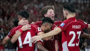 Timnas Indonesia merayakan gol yang dicetak Ole Romeny ke gawang China dalam laga Kualifikasi Piala Dunia 2026 zona Asia di Stadion Utama Gelora Bung Karno (SUGBK) Senayan, Jakarta, Kamis (5/6/2025). (Bola.com/Bagaskara Lazuardi)