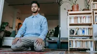 Ilustrasi muslim menunaikan ibadah salat. (Foto oleh Michael Burrows: https://www.pexels.com/id-id/foto/pria-laki-laki-lelaki-orang-7129228/)