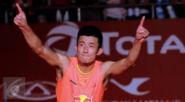Pebulutangkis Tiongkok, Chen Long mengangkat tangan usai mengandaskan Lee Chong Wei (Malaysia) di final Total BWF World Championships 2015 di Jakarta, Minggu (16/8/2015). Chen Long unggul 21-14, 21-17. (Liputan6.com/Helmi Fithriansyah)