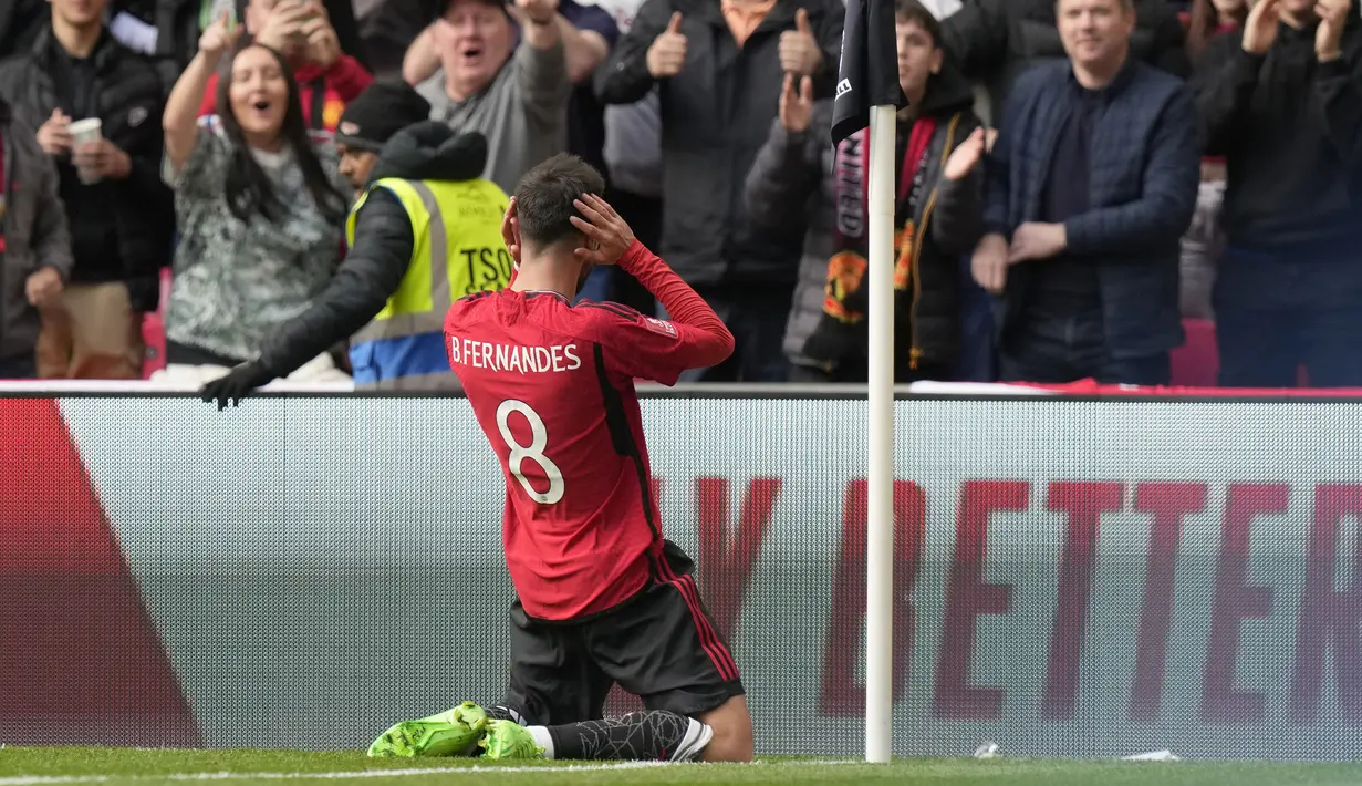 Selebrasi kapten tim Manchester United, Bruno Fernandes setelah mencetak gol ketiga timnya ke gawang Coventry City pada laga semifinal Piala FA 2023/2024 di Wembley Stadium, London, Minggu (21/4/2024). (AP Photo/Alastair Grant)