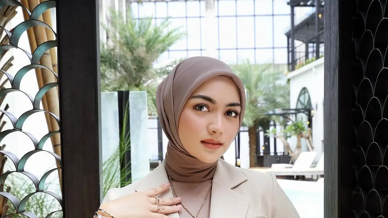 6 Inspirasi Clean Hijab Outfit ala Citra Kirana, Elegan untuk Pesta hingga Hangout