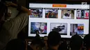 Layar monitor memperlihatkan barang bukti dalam rilis perkembangan hasil penyidikan perkara kerusuhan 21-22 Mei di Mabes Polri, Jakarta, Jumat (5/7/2019). Polisi mengklaim sudah memprediksi pecahnya kerusuhan 21-22 Mei di depan gedung Bawaslu dan wilayah sekitar Jakarta. (Liputan6.com/Faizal Fanani)