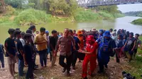 Evakuasi bocah yang tenggelam di Sungai Comal, Pemalang. (Foto: Liputan6.com/Humas Polres Pemalang)
