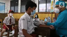 Petugas menyuntikan vaksin COVID-19 Pfizer kepada seorang siswa di SDN Panunggangan 5, Pinang, Kota Tangerang, Selasa (19/10/2021).  Pelaksanaan vaksinasi untuk pelajar usia 12 tahun ini dilakukan dalam rangka persiapan pelaksanaan pembelajaran tatap muka (PTM). (Liputan6.com/Angga Yuniar)
