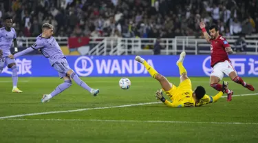 Gelandang Real Madrid Federico Valverde (kiri) mencetak gol kedua timnya ke gawang Al-Ahly dalam duel semifinal Piala Dunia Antarklub 2022 di Prince Moulay Abdellah Stadium, Maroko, Kamis (9/2/2023) dini hari WIB. Kali ini Al Ahly jadi korban gol-gol telat Madrid di ujung laga. (AP Photo/Manu Fernandez)