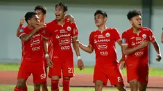 Pemain Persija Jakarta, Hansamu Yama, melakukan selebrasi setelah mencetak gol ke gawang Dewa United pada laga BRI Liga 1 di Stadion Indomilk Arena, Tangerang, Senin (10/4/2023). Persija menang dengan skor 1-0. (Bola.com/M Iqbal Ichsan)