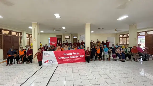 Karyawan Great Eastern Life Indonesia berfoto bersama kakek dan nenek di Sasana Tresna Werdha Ciracas dalam rangkaian kegiatan Reach for a Greater Tomorrow