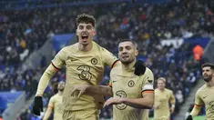 Gelandang Chelsea, Mateo Kovacic (kanan) diberi selamat oleh rekan setimnya Kai Havertz setelah mencetak gol ke gawang Leicester City pada pertandingan lanjutan Liga Inggris di stadion King Power di Leicester, Inggris, Minggu (12/3/2023). Chelsea menang atas Leicester City dengan skor 3-1. (AP Photo/ Rui Vieira)