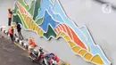 Pekerja menyelesaikan proyek pembangunan Underpass Jalan Dewi Sartika di Depok, Jawa Barat, Selasa (3/1/2023). Pembangunan underpass Jalan Dewi Sartika sepanjang 470 meter tersebut itu masih terdapat beberapa hal yang belum terselesaikan seperti trotoar, median jalan, dan pepohonan yang sebelumnya direncanakan akan selesai pada akhir tahun 2022. (Liputan6.com/Herman Zakharia)