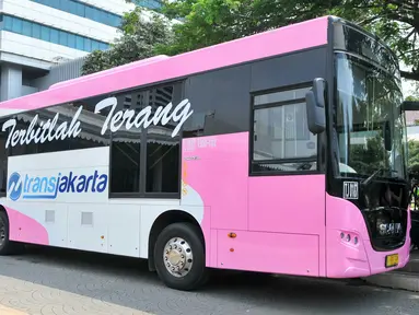 Transjakarta meluncurkan bus khusus perempuan bertepatan dengan Hari Kartini, Jakarta, Kamis (21/4). Bus Transjakarta khusus perempuan ini didominasi dengan warna pink. (Liputan6.com/Yoppy Renato)