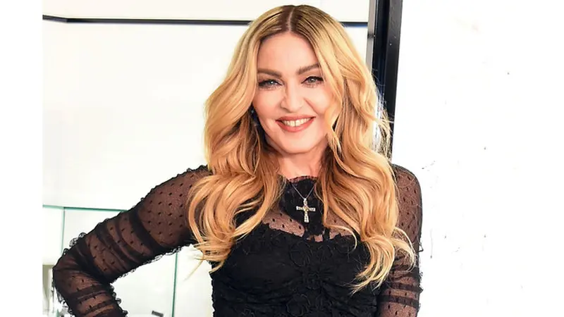 Madonna Melansir Masker dengan Kandungan Magnet