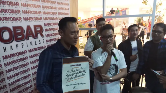 AHY dapat Voucher Makan Gratis  Markobar Sepanjang Masa dari Gibran . (Liputan6.com/Ady Anugrahadi)