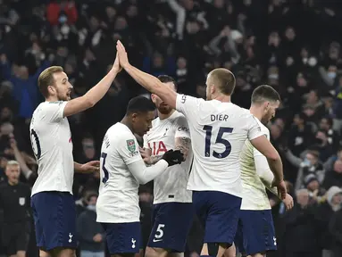 Para pemain Tottenham melakukan selebrasi setelah pemain gelandang Lucas Moura mencetak gol ke gawang West Ham United pada pertandingan perempat final Piala Liga Inggris di Stadion Tottenham Hotspur di London, Kamis (23/12/2021). Tottenham menang tipis atas West Ham 2-1. (AP Photo/Rui Vieira)
