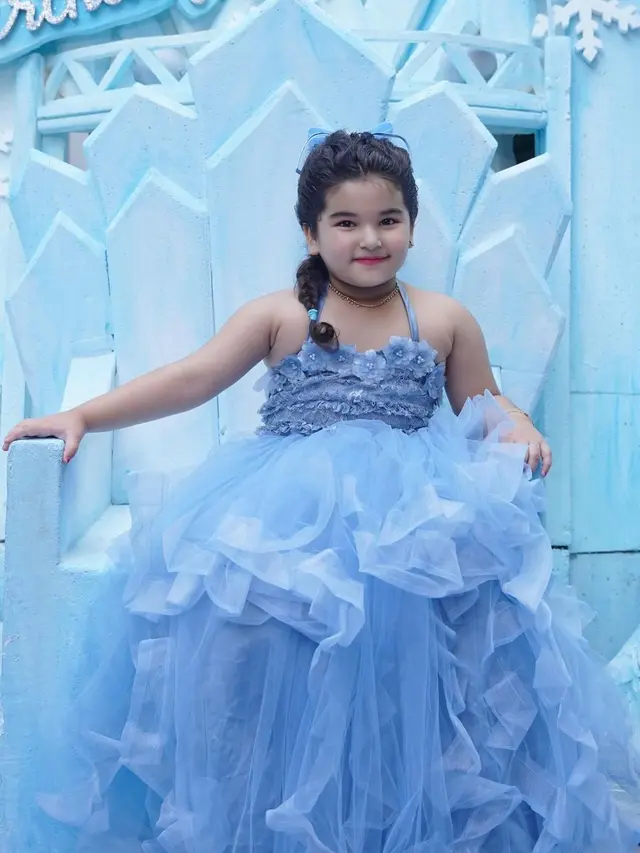 6 Potret Ayang Anak Tasya Farasya Bergaya bak Princess Elsa di Pesta Ulang Tahun ke-4, Tampil Kembar dengan Sang Mama