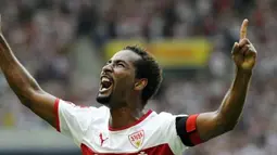 Kapten VfB Stuttgart Cacau merayakan gol yang turut mengantar kemenangan atas Schalke 04 3-0 dalam lanjutan Bundesliga di Stuttgart, 6 Agustus 2011. AFP PHOTO/THOMAS KIENZLE