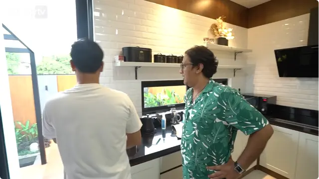 Potret Dapur Rumah Surya Insomnia yang Tersambung dengan Taman (YouTube TAULANY TV)