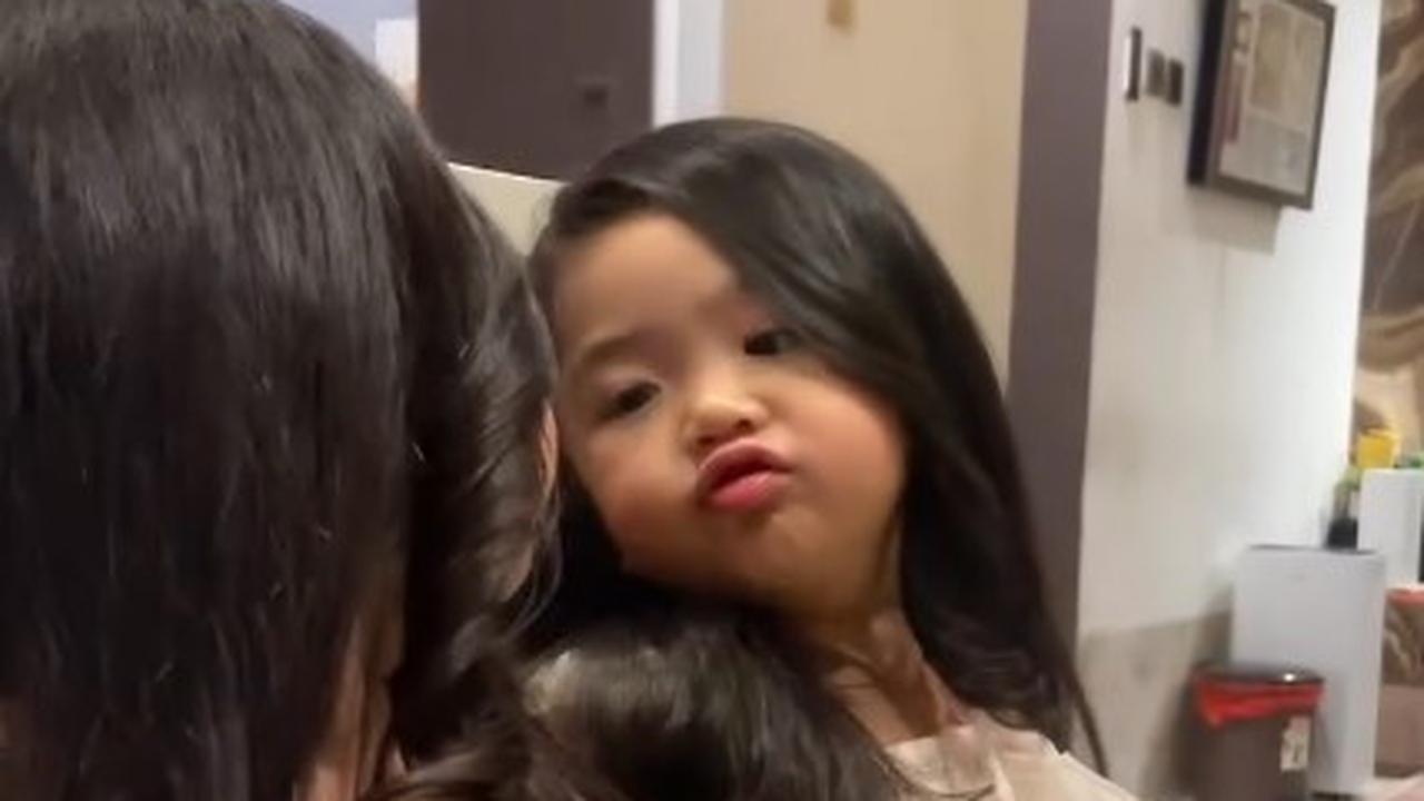 Lucunya Xarena Anak Siti Badriah dengan Rambut Lurus, bak Barbie Hidup