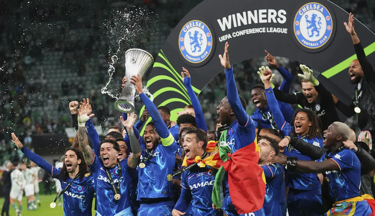 Para pemain Chelsea mengangkat piala saat menjuarai UEFA Conference League 2024/2025 setelah mengalahkan Real Betis dalam partai final yang berlangsung di Tarczynski Arena, Wroclaw, Polandia, Kamis (29/05/2025) dini hari WIB. (AP Photo/Petr David Josek)
