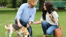 Dalam foto lain terlihat Meghan Markle dan Pangeran Harry berada di taman dengan anjing beagle. (PA Images/INSTARimages/E!)
