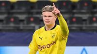 Penyerang Borussia Dortmund, Erling Braut Haaland, merayakan gol yang dicetaknya ke gawang Club Brugge pada laga lanjutan Liga Champions di Signal Iduna Park, Rabu (25/11/2020) dini hari WIB. Borussia Dortmund menang 3-0 atas Club Brugge. (AFP/Ina Fassbender)