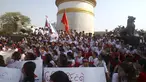 Sejumlah perawat dan bidan menggelar aksi protes di depan Monumen Kemerdekaan di Yangon, Myanmar, Rabu (15/3). Mereka menolak penerapan lisensi yang diajukan Departemen Kesehatan. (AP Photo / Thein Zaw)