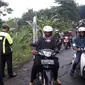 Polisi mengimbau pengendara menuju Bandung yang melalui Sumedang beralih ke Cipali karena jalan ambles. (Liputan6.com/Panji Prayitno)