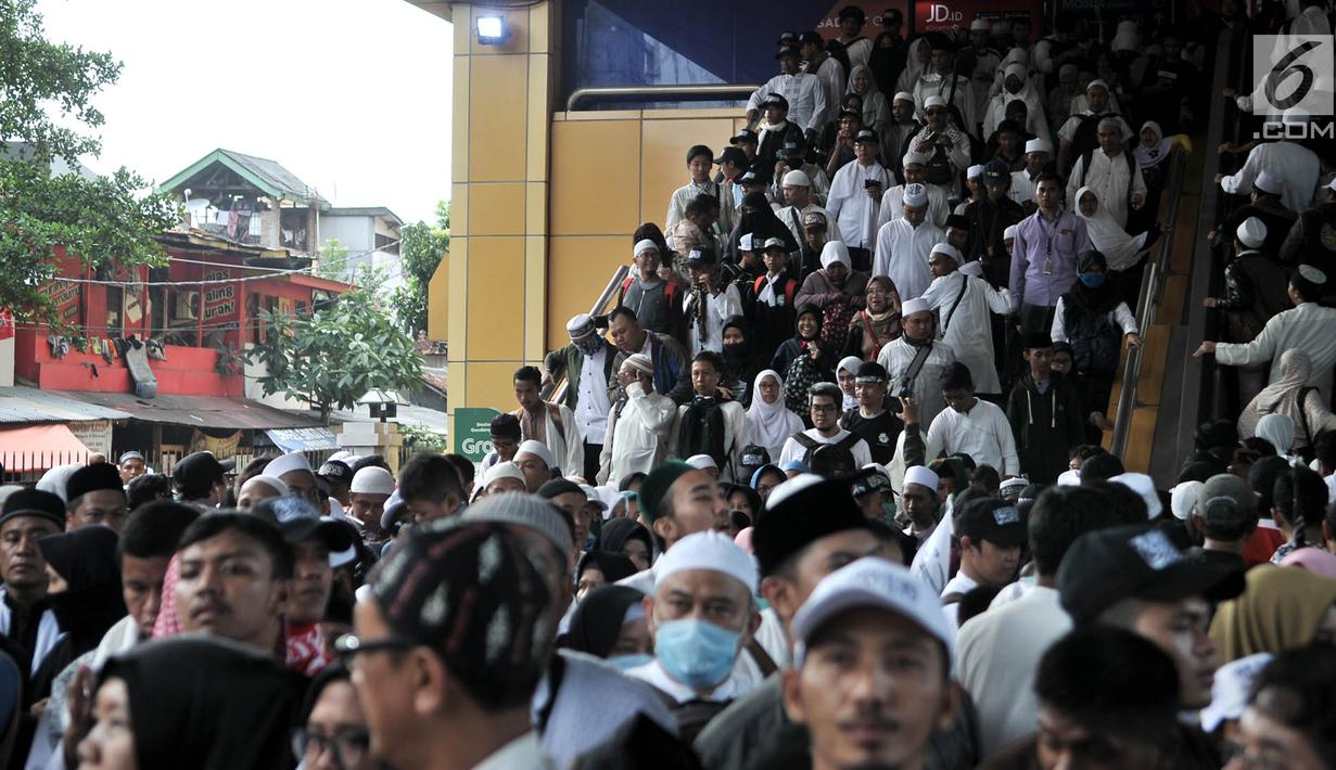 Kepadatan peserta Reuni 212 setibanya di Stasiun Gondangdia, Jakarta, Minggu (2/12). Kepadatan tersebut terkait acara Reuni 212 yang digelar di Monumen Nasional atau yang populer dengan Monas. (Merdeka.com/Iqbal S. Nugroho)
