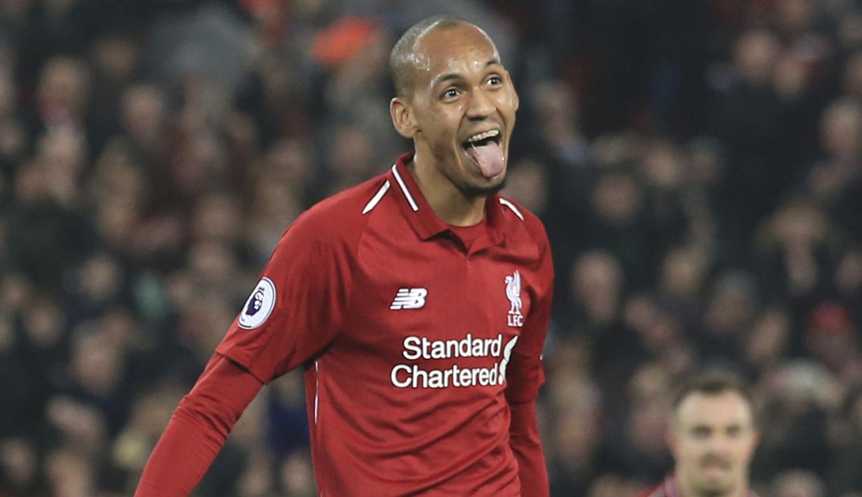 Gelandang Liverpool, Fabinho melakukan selebrasi usai membobol gawang Newcastle United pada laga Premier League di Stadion Anfield , Rabu (26/12). (AP/Jon Super)