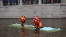 Sebuah bus berbelok dari sebuah jembatan dan terjun ke sungai pada hari Jumat di Sankt Peterburg, kota terbesar kedua di Rusia, menewaskan tujuh orang, kata para pejabat. (AP Photo/Dmitri Lovetsky)