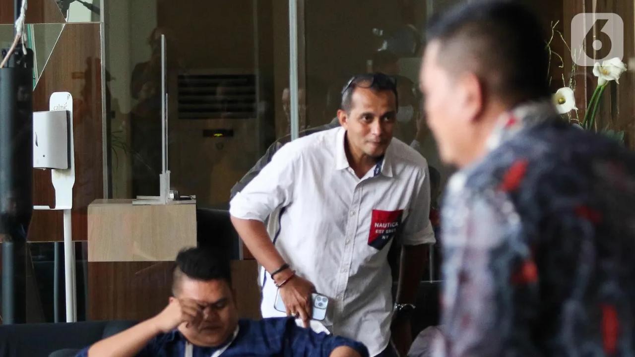 <br>Alex menyebut Eddy Hiariej tak sendirian menjadi tersangka. Eddy dijerat bersama tiga orang lainnya.