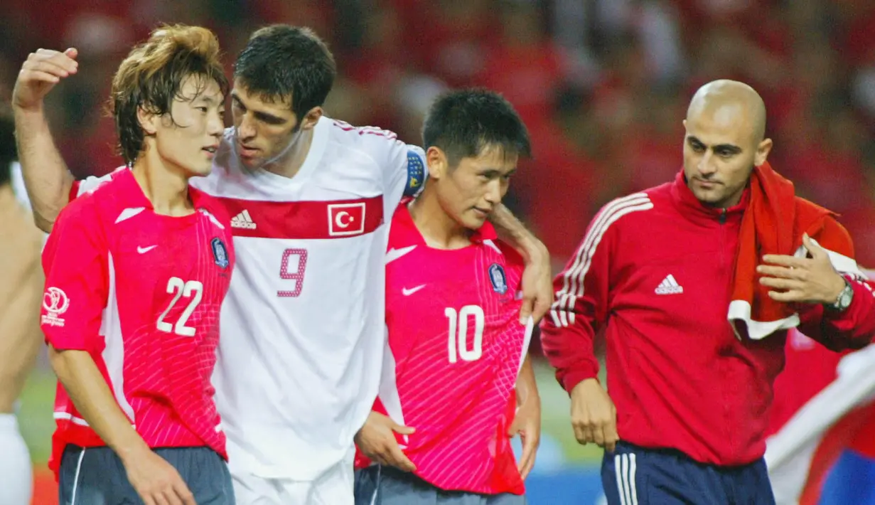 Sukur memecahkan gol tercepat Piala Dunia yang sebelumnya dipegang pemain Cekoslowakia, Vaclav Masek saat menjebol gawang Meksiko di detik ke-15 pada Piala Dunia 1962. (AFP/Jimin Lai)