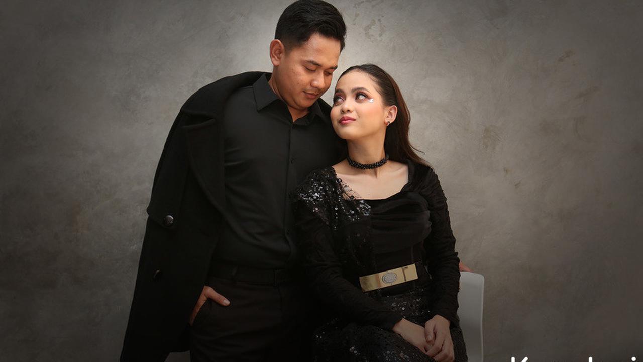 Azis suka memberi bunga kepada istri tercinta