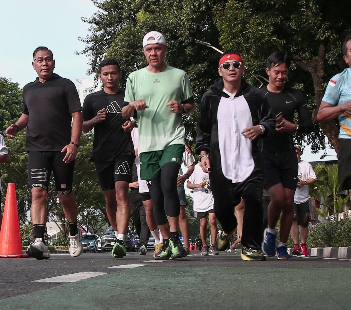 Hari Minggu tanggal 14 Januari 2024, Calon Presiden nomor urut 3, Ganjar Pranowo, mengikuti acara lari pagi yang bertajuk "Penguin SeliweRun" di Senayan Park, Jakarta. <br>