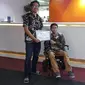 Rayakan Hari Disabilitas Internasional, Difabel di Bandung Zulhamka Julianto Kadir (kursi roda) Beri Hadiah Manis pada Atasannya. Foto: Dok Pribadi
