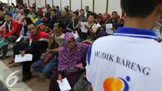 Ratusan warga mengantre mendaftar mudik bareng dengan Jasa Raharja di Jakarta, Kamis (16/6). Mudik bareng 2016 nantinya akan mengantarkan pemudik menggunakan bus dengan tujuan pulau Jawa dan Sumatera. (Liputan6.Com/Angga Yuniar)