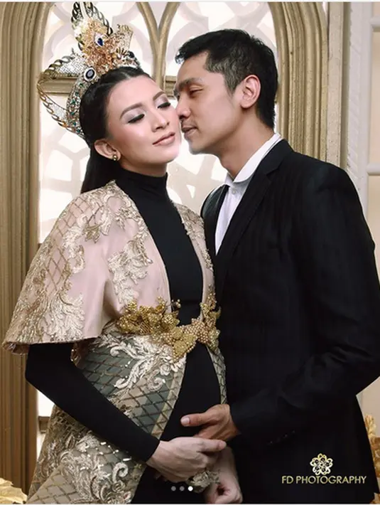 "EXCLUSIVE !!! PROSES LAHIRAN Insya Allah KAMIS PAGI BESOK, 11 JANUARI  LIVE di #YOUTUBE www.youtube.com/c/AdiDonitaSvargaChannel," tulis Adi Nugroho sebagai keterangan video yang diunggah Rabu (10/1). (Instagram/donitabhubiy)