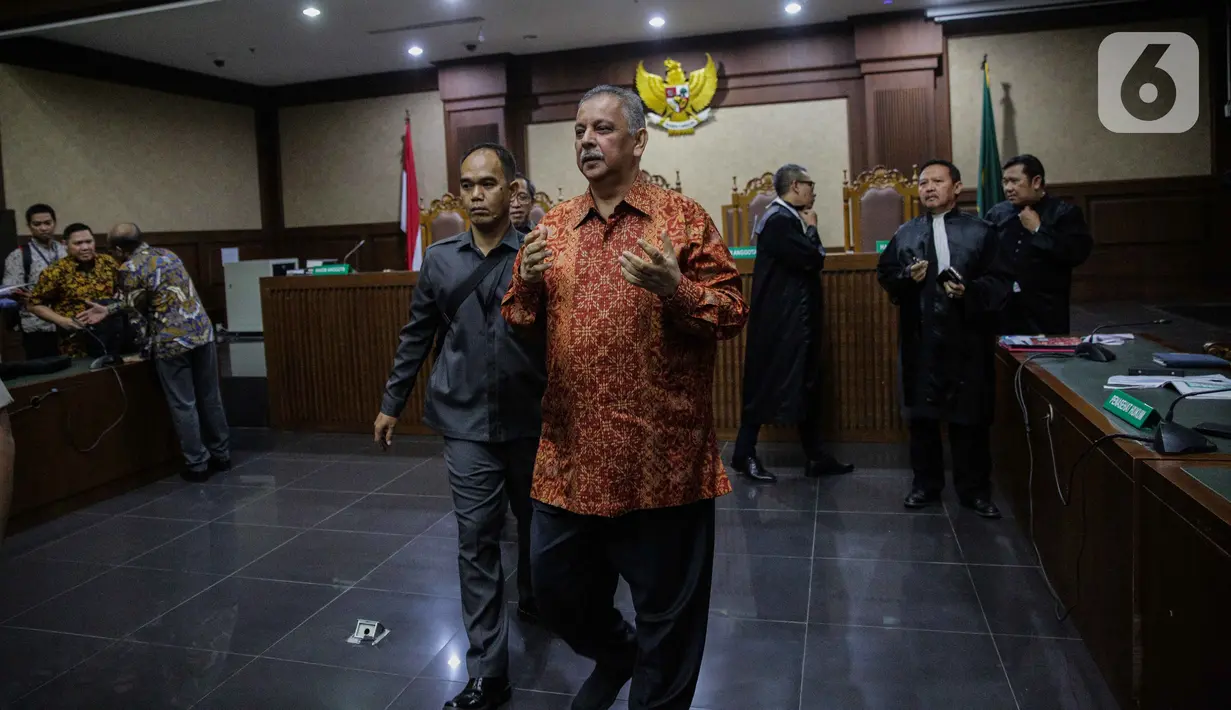 Ekspresi mantan Direktur Utama PT PLN Sofyan Basir usai sidang pembacaan putusan di Pengadilan Tipikor, Jakarta, Senin (4/11/2019). Sofyan Basir divonis bebas dalam kasus dugaan suap proyek PLTU Riau-1. (Liputan6.com/Faizal Fanani)