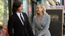 Aktor Norman Reedus (kiri) ditemani pasangannya aktris Diane Kruger dalam upacara pemberian bintang di Hollywood Walk of Fame, Los Angeles, Amerika Serikat, 27 September 2022. Bergabung dengan aktor berusia 53 tahun yang sangat tertutup itu adalah pasangan lamanya, Diane Kruger (46). (AP Photo/Chris Pizzello)