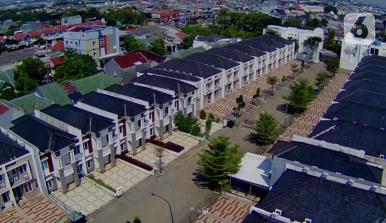 Foto udara menunjukan deretan rumah isolasi terpusat Bekasi Berantas Pendemi (Berani) di Jababeka, Cikarang, Kabupaten Bekasi, Rabu (28/7/2021). Rumah isolasi tersebut dapat menampung 660 pasien COVID-19 bergejala ringan dan tenaga kesehatan. (Liputan6.com/Herman Zakharia)