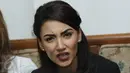 Tsania Marwah menggelar konferensi pers usai mengikuti sidang gugatan cerai di Pengadilan Agama Cibinong, Selasa (18/4). Marwa merasa Atalarik mempersulit dirinya untuk bertemu anak-anaknya. (Liputan6.com/Herman Zakharia)
