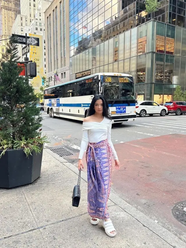 Inspirasi Outfit Yoriko Angeline saat Mengenakan Pakaian Putih